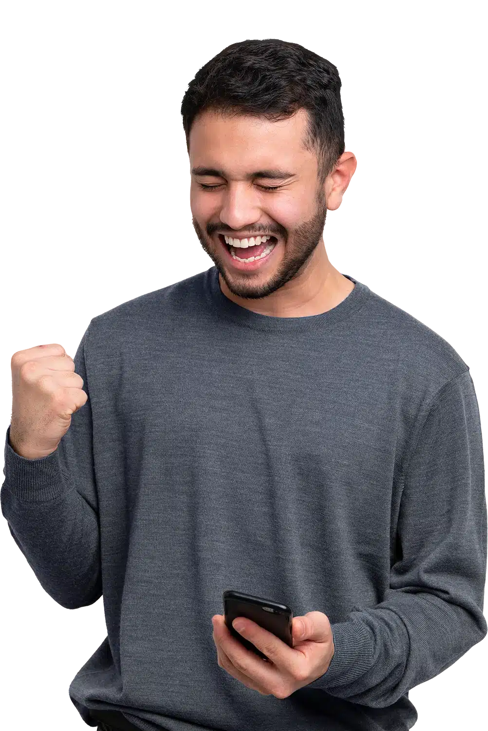 Jovem usando camisa cinza comemora missão realizada no PiniOn