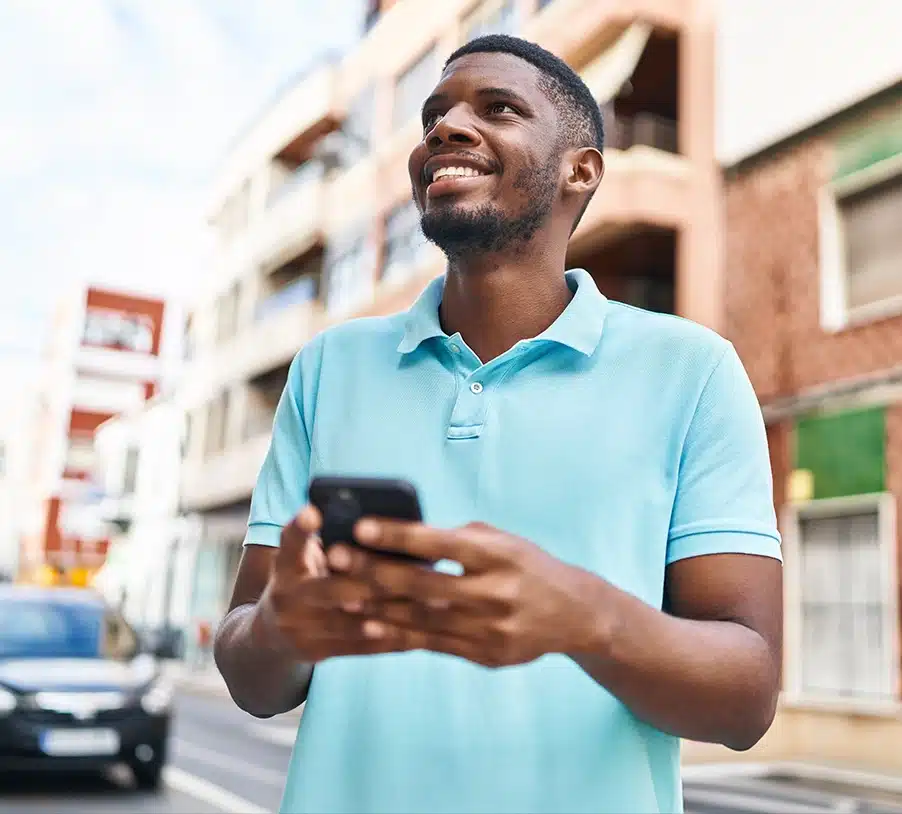 Homem em algum lugar da cidade realizando missão geolocalizada do PiniOn.