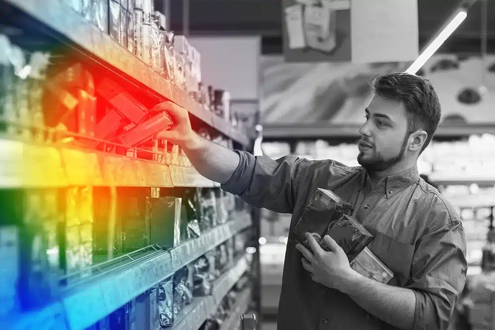 Pesquisas B2B: homem jovem pega produtos em uma prateleira a foto em preto e branco mostra um mapa de calor