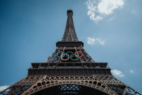 Torre Eiffel com arcos das olimpíadas vista de baixo